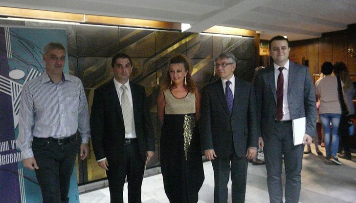 Министърът на културата доц. д-р Мартин Иванов поздрави директора на НУИ "Проф. Веселин Стоянов" Мария Дуканова и всички ученици и учители