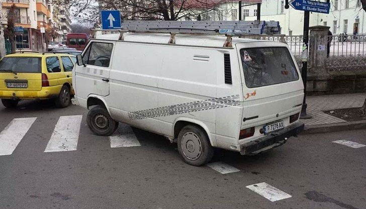 С едно паркиране, две пешеходни пътеки!