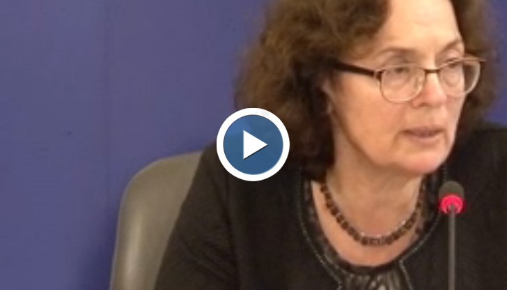 Въпросният учебник бе публично порицан и предизвика огромно обществено недоволство от родители и представители на академичната общност