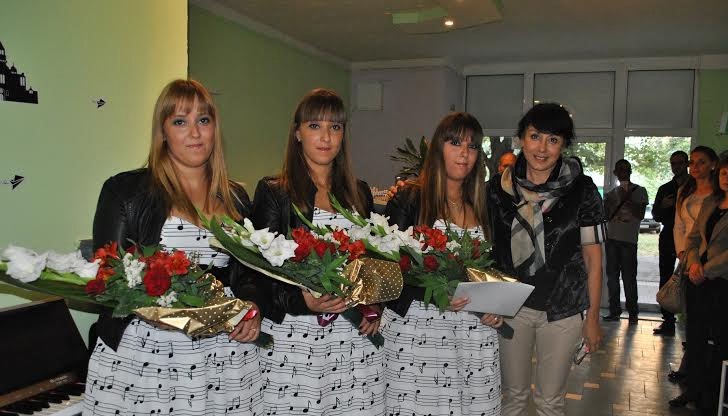 Сред официалните гости на събитието беше директорът на дирекция „Култура и образование“ г-жа Ирена Петрова, която връчи на сестрите поздравителен адрес от името на кмета Пламен Стоилов Сред официалните гости на събитието беше директорът на дирекция „Култура и образование“ г-жа Ирена Петрова, която връчи на сестрите поздравителен адрес от името на кмета Пламен Стоилов