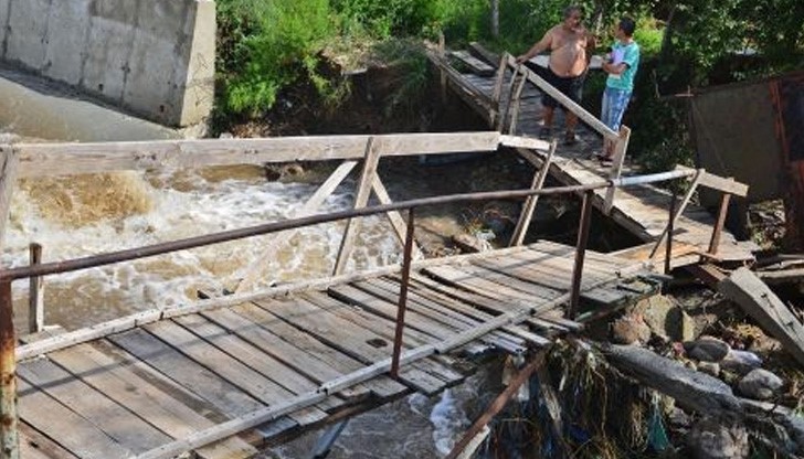 Мост в Сливен се срути след поройните дъждове