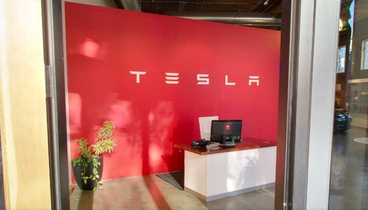 Google ни отвежда в шоурума на Tesla в Сиатъл