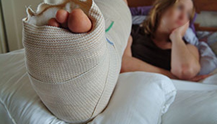 Лекари установяват, че съпругата има фрактура на единия крак, натъртвания и множество охлузвания Лекари установяват, че съпругата има фрактура на единия крак, натъртвания и множество охлузвания