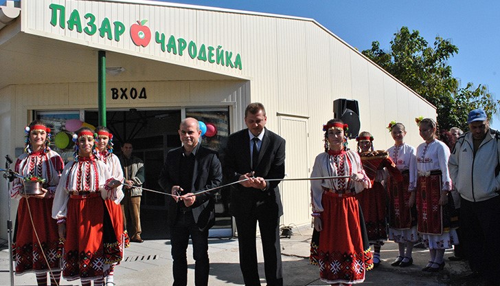 Лентата на обновения пазар прерязаха кметът Пламен Стоилов и управителят на „Общински пазари“ Кунчо Кунчев