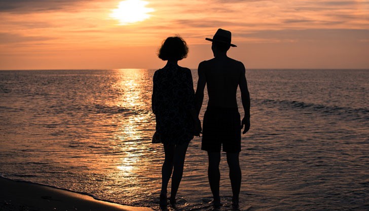 <p>От една запетайка<br />
понякога зависи цялото ти щастие:<br />
- Не чакай!<br />
- Не, чакай!</p>

<p>&nbsp;</p>
