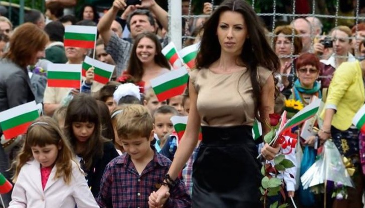 Младата преподавателка, повела малките ученици към класната стая на първия учебен ден, някои оприличиха на американската знаменитост Ким Кардашиян. Младата преподавателка, повела малките ученици към класната стая на първия учебен ден, някои оприличиха на американската знаменитост Ким Кардашиян.