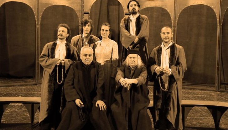 Режисьор на спектакъла е Орлин Дяков