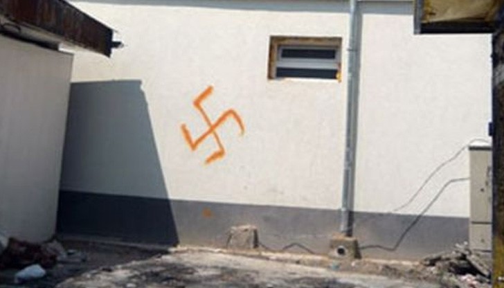 През юни тази година пък неизвестни побиха двуметров кръст на старата джамия "Караджа паша" в Гоце Делчев