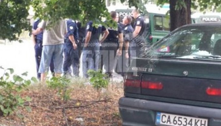 Младеж наръга връстник в корема заради момиче