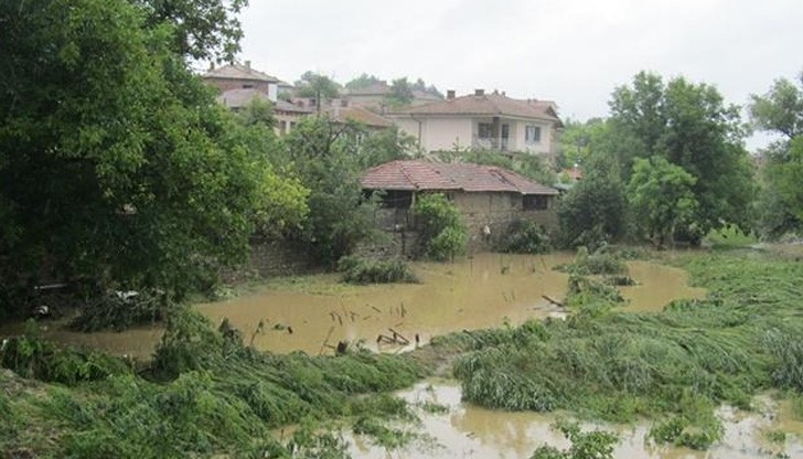 Дъждът потопи 30 къщи в Добри дол