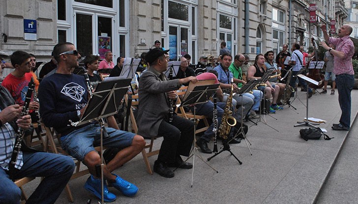 Общинският духов оркестър, с диригент Димчо Рубчев, ще изнася едночасов концерт за русенци и гостите на града