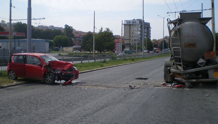 Шевролет Авео се е ударил челно в паркирана цистерна
