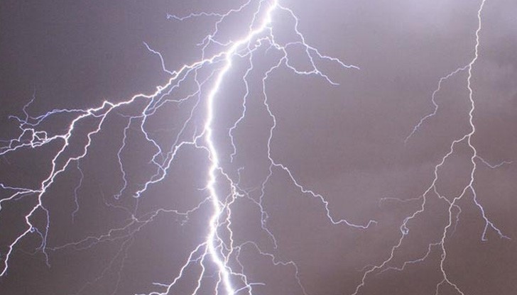 Мълния проби 1 метър дупка в покрива на къща