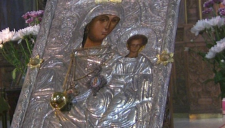 Църквата прославя Божията майка като пазителка на християнското семейство и покровителка на родилката и детето