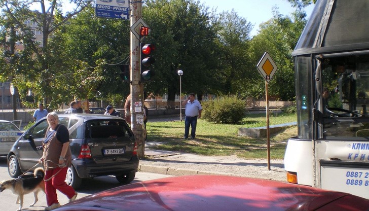 Автобус пълен с работнички, натроши задницата на Мерцедес "А" класа Автобус пълен с работнички, натроши задницата на Мерцедес "А" класа