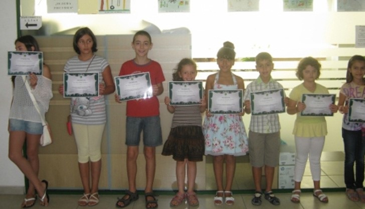 На тържественото награждаване децата изгледаха на мултимедия всичките 101 картини и на другите участници от страната На тържественото награждаване децата изгледаха на мултимедия всичките 101 картини и на другите участници от страната