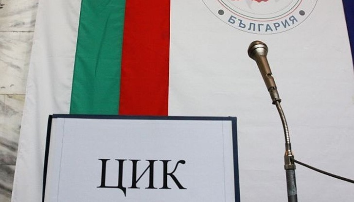 Теглят номерата на партиите в изборната бюлетина Теглят номерата на партиите в изборната бюлетина