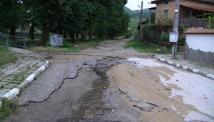 Пороят отнесе 7 улици в карловско село