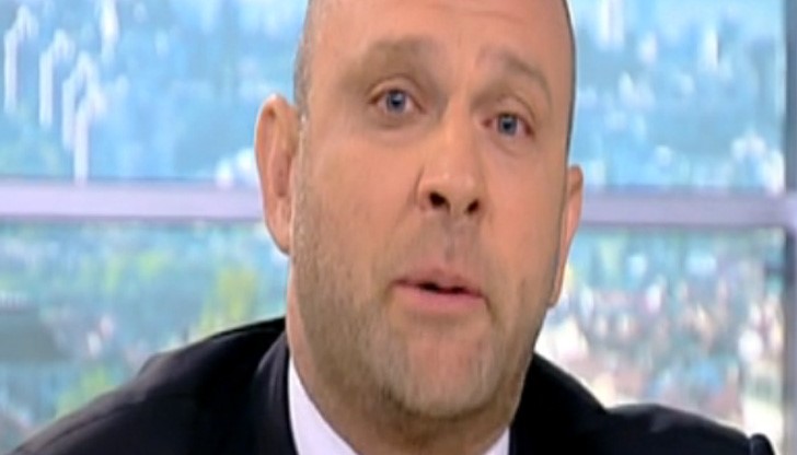 През сълзи той се обърна към банкера от ефира на телевизията: „Благодаря ви за всичко, което сте направили за мен. През сълзи той се обърна към банкера от ефира на телевизията: „Благодаря ви за всичко, което сте направили за мен.