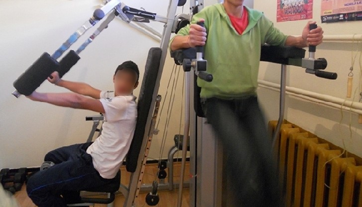 Докато е било на един от уредите, момчето се е свлюкло безпомощно на земята Докато е било на един от уредите, момчето се е свлюкло безпомощно на земята