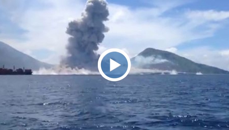 Вулкан изригна пред погледите на туристи в лодка