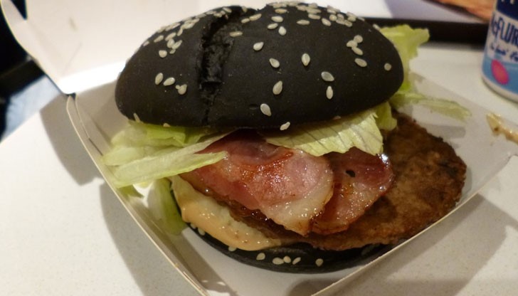 Хлебчетата на хамбургера са оцветени с "мастило" от сепия