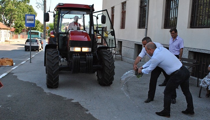 Квартал "Долапите" се сдоби с нов трактор