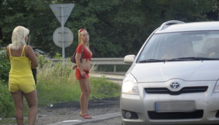 Няколко момичета надали вой да съобщят в близкото полицейско управление за гаврата Няколко момичета надали вой да съобщят в близкото полицейско управление за гаврата