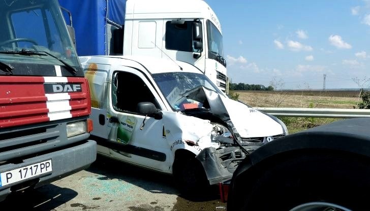 Движението в района на катастрофата е затруднено