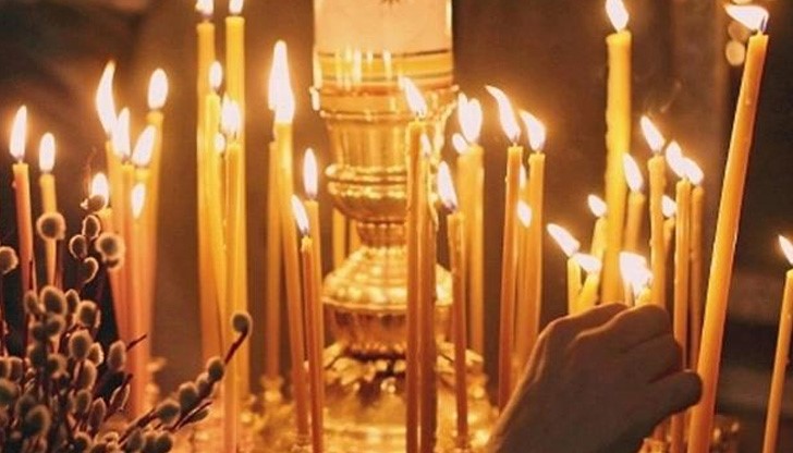 Парафинените свещи в храмовете ще се заменят с восъчни