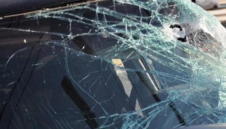 Според първоначалните данни, товарен автомобил ”Шкода” с водач Д.Н. (63 г.) е навлязъл в лентата за насрещно движение и се ударил челно в лек автомобил „Фолксваген Пасат”