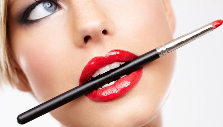 Защо жените си отварят устата, когато си гримират очите? Защо жените си отварят устата, когато си гримират очите?