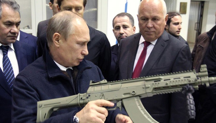 Владимир Путин с картечница Калашников по време на посещението си в завода Калашников