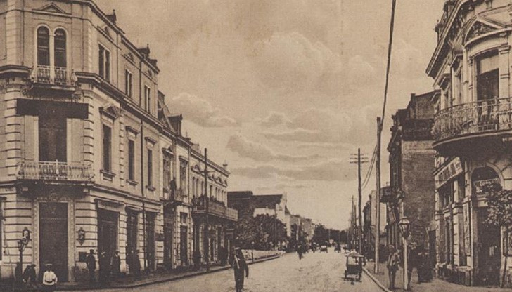 Една от днешните забележителности в центъра е къщата на Коста Томов. В началото на ХХ век той е собственик на кино „Модерен театър”, днес на мястото на сградата на общинската администрация на ул. Александровска 71