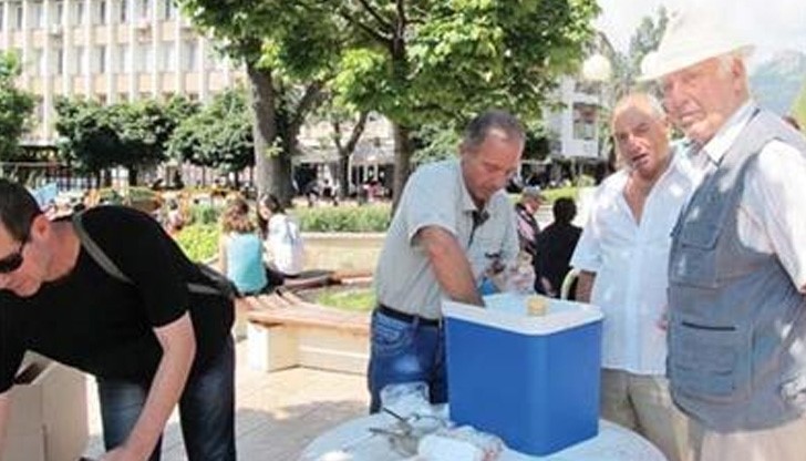 Метеоролог раздава сладоледи в знак на протест срещу простаците Метеоролог раздава сладоледи в знак на протест срещу простаците