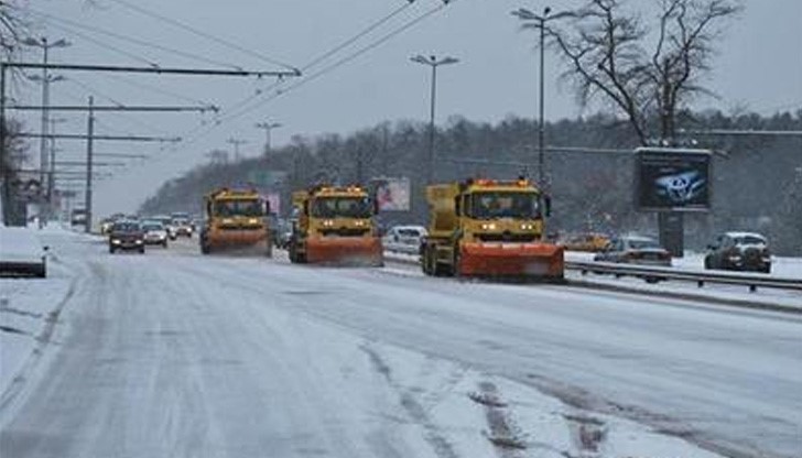 Освен че няма средства за поддръжка на пътищата, допълнително има спрени две оперативни програми, които все още не са възстановени Освен че няма средства за поддръжка на пътищата, допълнително има спрени две оперативни програми, които все още не са възстановени