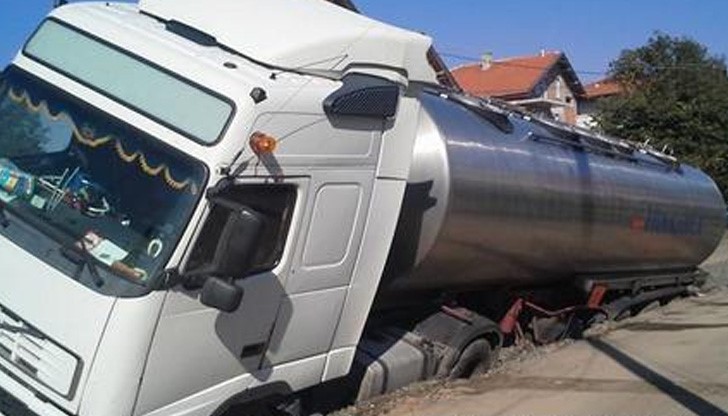 Камионът с молдовска регистрация е пропаднал в изкоп на улица, по която в момента се извършва ремонт