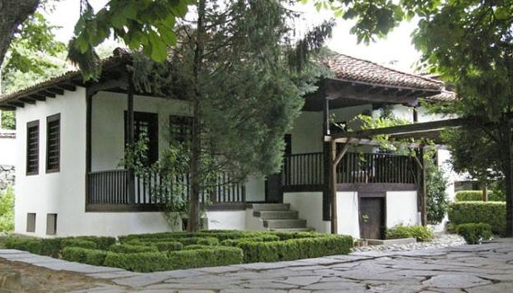 Крадците са влезли с взлом в сградата между 18.30 часа във вторник и 10 часа в сряда, като са разбили прозорец Крадците са влезли с взлом в сградата между 18.30 часа във вторник и 10 часа в сряда, като са разбили прозорец