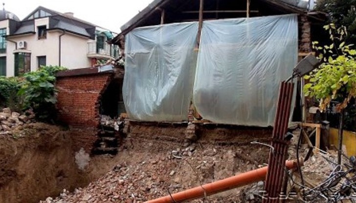 Рухна 100-годишна къща в центъра на Русе