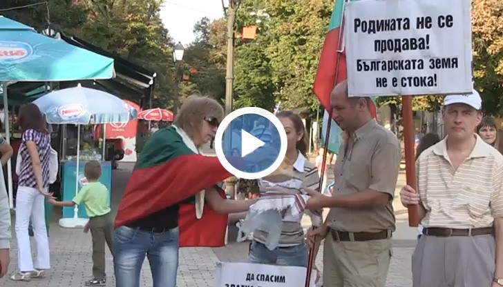 30-ина природозащитници от Русе се събраха на протест срещу добива на въглищен и шистов газ