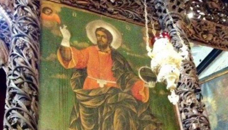 Край иконата се усеща приятен аромат