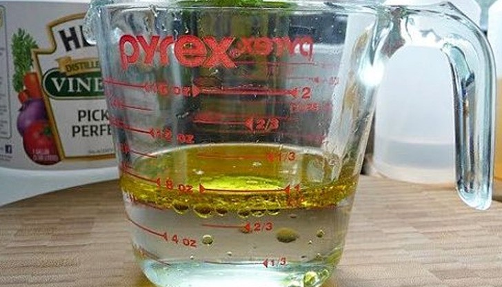 Просто вземете парцал, натопен в сместа, и започнете активно да търкате с него повърхността на мебелите Просто вземете парцал, натопен в сместа, и започнете активно да търкате с него повърхността на мебелите