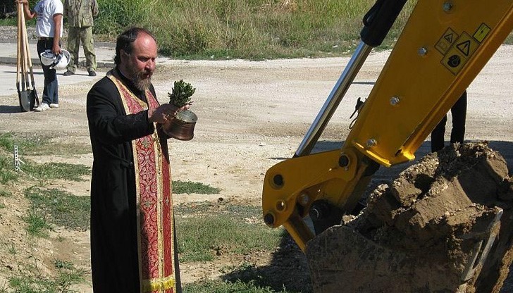 Отец Марин отслужи водосвет за здраве и успех на начинанието