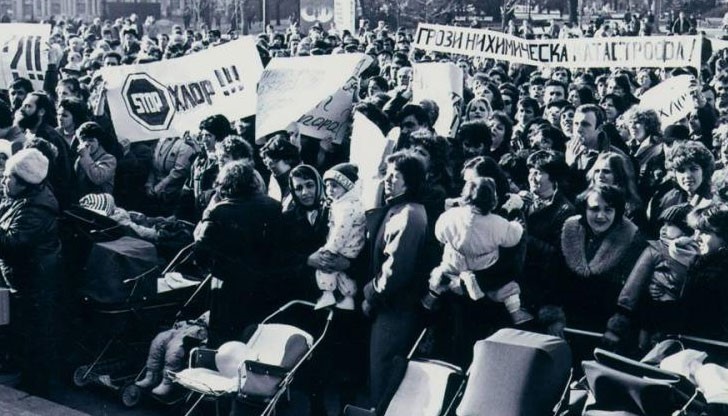 1987 г. - На площад "Свобода" в Русе повече от 300 души протестират срещу безразличието на управниците за хлорните румънски отрови над града