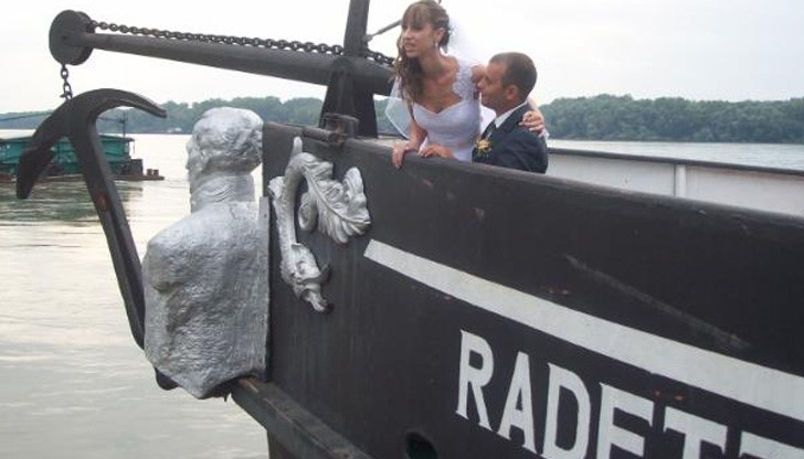 В Деня на Съединението корабът музей стана част от сватбеното тържество на две двойки младоженци