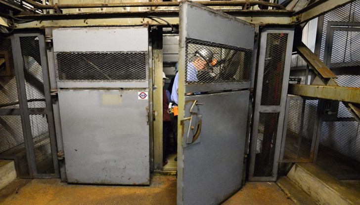 Пускат денонощен телефон за аварирали асансьори Пускат денонощен телефон за аварирали асансьори