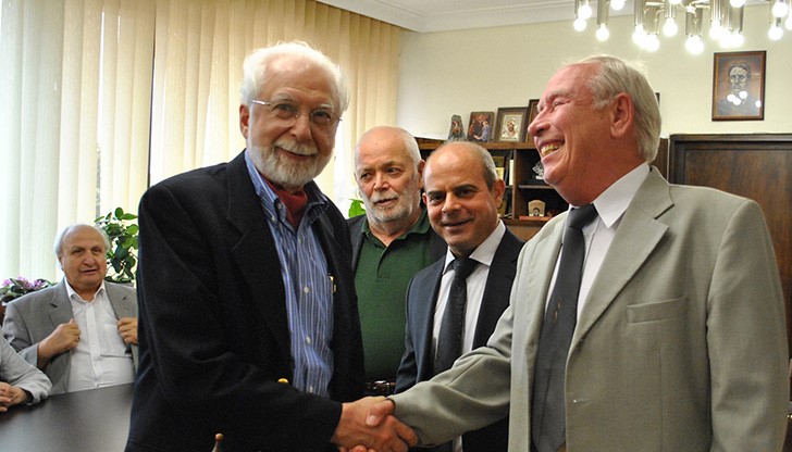 Г-н Стоилов подари на номинирания за Нобелова награда русенец картина с изглед от Доходното здание