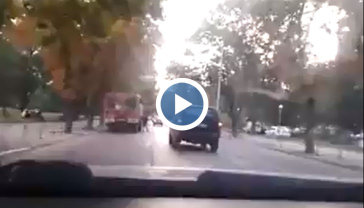 Не може в час-пик камион да чисти улиците и най вече да се движи без светлинна сигнализация в насрещното платно