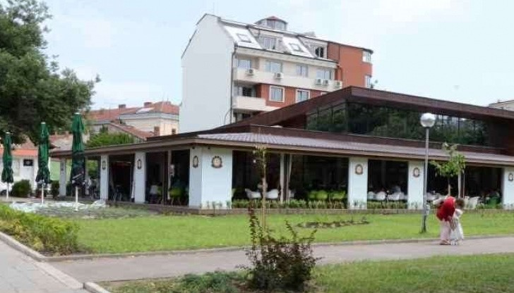 На 29 юли 2013 г. кметът на Община Русе Пламен Стоилов издаде заповед за разрушаването на заведението „Парк кафе-бистро“, известно и като „План Б“