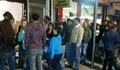 Ето как българи чакат на  дълги опашки да гласуват в Англия!